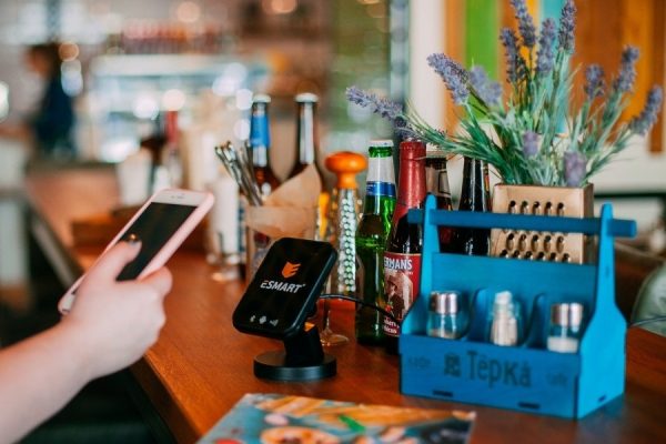 Российский считыватель ESMART® Reader POS идентифицирует клиента ретейла по смартфону