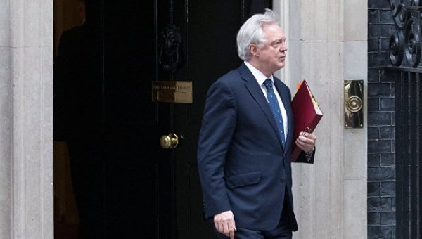 Британский министр по Brexit уходит в отставку из-за несогласия с Мэй