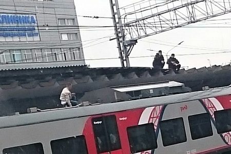 Движение электричек встало из-за влезшего на крышу «Ласточки» мужчины