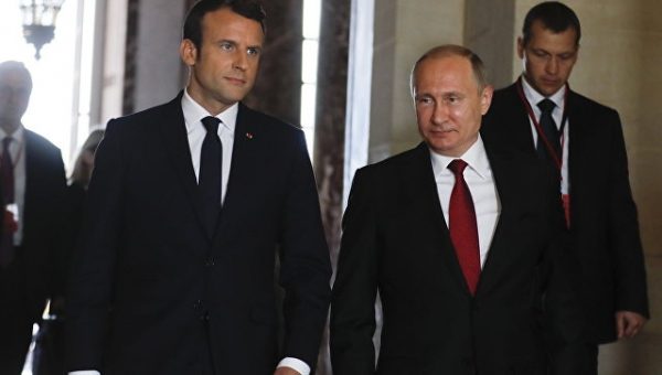 Путин поздравил Макрона с Днем взятия бастилии