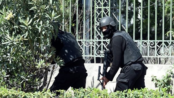 При атаке террористов в Тунисе погибли девять полицейских
