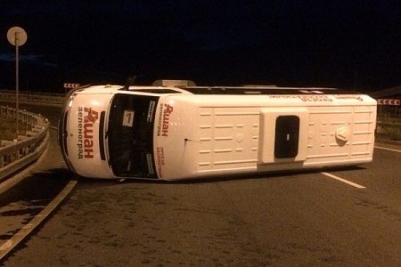 Маршрутка «Ашана» перевернулась на развязке на Ленинградке