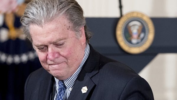Экс-советник Трампа хочет создать правую "супергруппу" в ЕП, сообщили СМИ