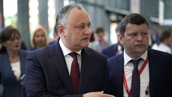 Додон заявил, что правительство блокирует его запросы зарубежным политикам