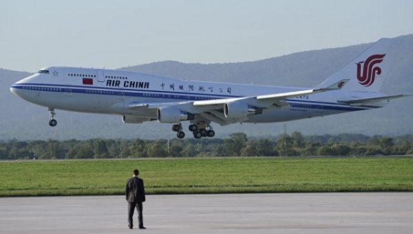 Авиакомпания Air China уволит курившего во время полета пилота