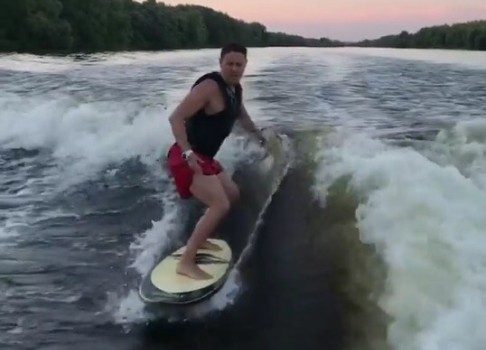 Звезда «Универа» снимает новый клип: Стас Ярушин пригласил Наталью Краснову на пляж