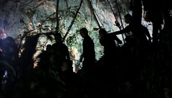 От пещеры в Таиланде, где заблокированы дети, удалили журналистов