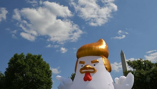 Гигантская фигура Трампа плывет вдоль побережья Сан-Франциско