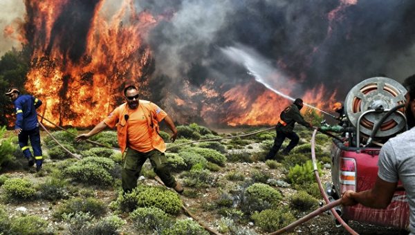На острове Эвбея объявили режим ЧС из-за пожара