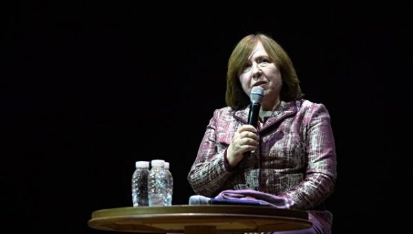 Алексиевич заявила, что лекцию в Одессе отменила из-за ошибки
