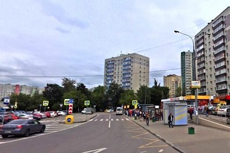 Двигавшийся задним ходом автомобиль сбил пенсионерку