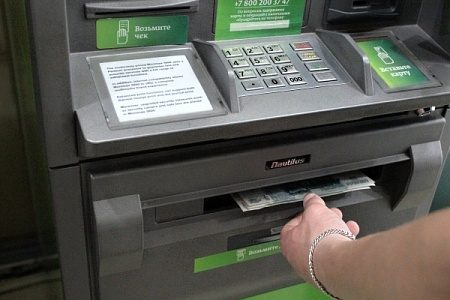 Москвич присвоил забытые в банкомате деньги