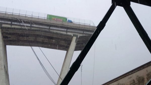В Генуе из-под обломков обрушившегося моста извлекли первых пострадавших