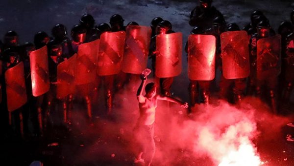 В центре Бухареста третий день митингуют за отставку правительства