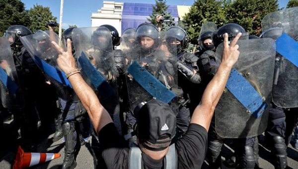 На митинге в Бухаресте применили слезоточивый газ
