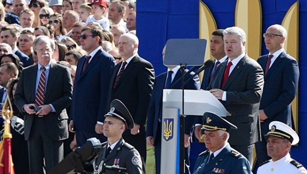 Порошенко порадовался солдатам НАТО в Киева