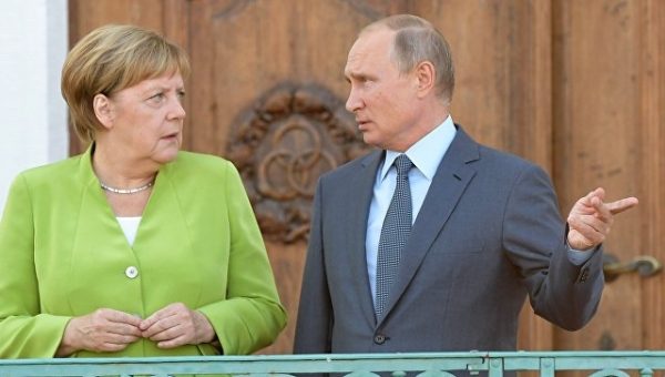 Песков: на встрече Путина и Меркель произошла "сверка часов"