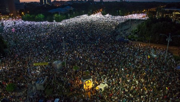 В Бухаресте тысячи человек участвуют в антиправительственном митинге