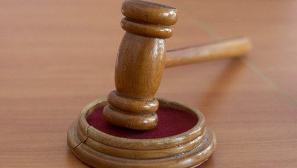В Белоруссии будут судить мужчину, который приклеил соседа к дереву скотчем