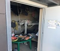 В доме 17 микрорайона в помещении мусорокамеры проживали люди
