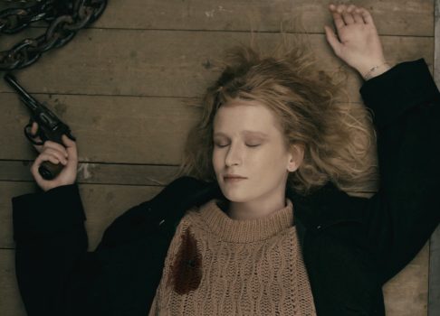 Монеточка выпустила клип «90-е»: по мотивам фильма «Брат» Алексея Балабанова