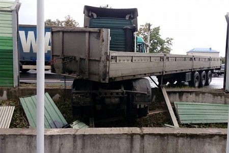 Грузовик протаранил две легковушки около въезда в Зеленоград