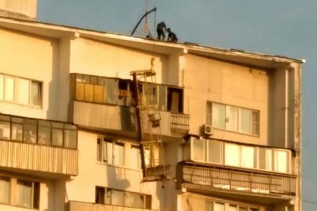 Строительная люлька с человеком сорвалась в 1 микрорайоне