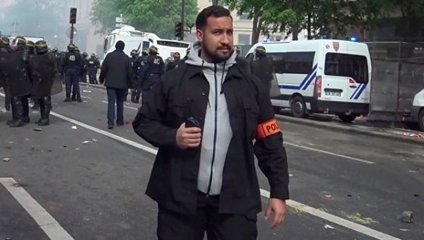 Помощник Макрона стал фигурантом нового расследования