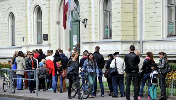 Латвийцы хотят смены руководства страны, показал опрос