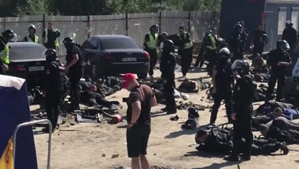 В Киеве произошли столкновения между митингующими и полицейскими