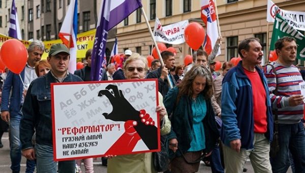Экс-депутат Сейма Латвии оценил акцию в защиту русских школ