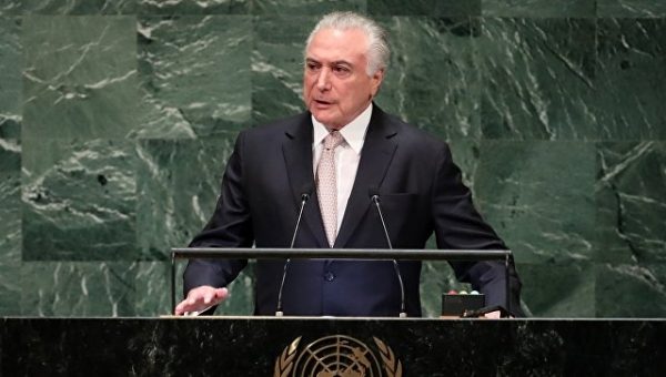 Президент Бразилии заявил о принятии десятков тысяч венесуэльских беженцев