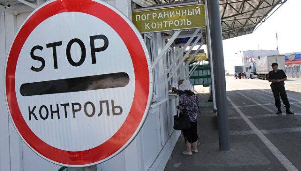 Украина более суток держит два пункта пропуска в Крым закрытыми