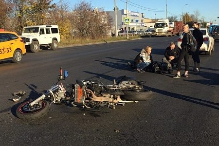 Мотоциклист попал в реанимацию после столкновения с автомобилем