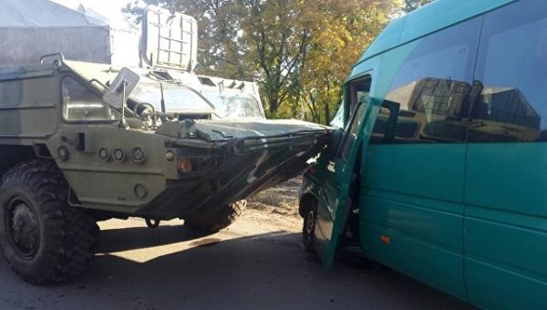 На Украине произошло ДТП с участием БТР и маршрутки