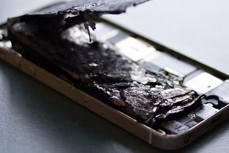 Мобильный телефон взорвался в кармане брюк молодого человека