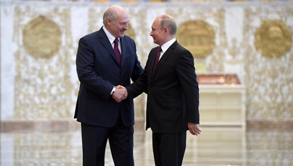Лукашенко поздравил Путина с днем рождения