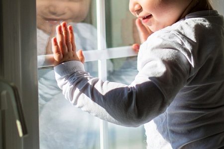 Выпавшую из окна в Андреевке девочку перевели в столичную больницу