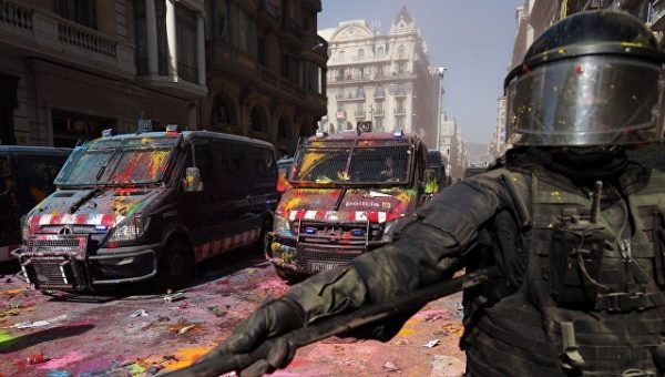 Премьер Испании призвал главу женералитета Каталонии не поощрять радикалов