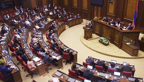 Парламент Армении принял закон, позволяющий заблокировать досрочные выборы