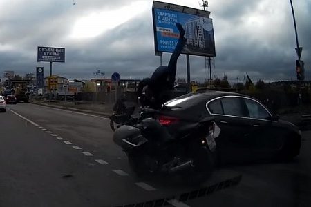 Мотоциклист врезался в автомобиль на Пятницком шоссе