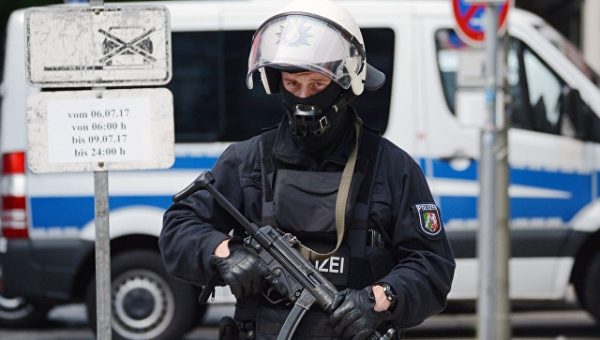 В Германии восемь полицейских пострадали во время беспорядков крайне правых