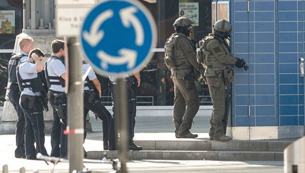 СМИ: захвативший заложницу на вокзале в Кельне оказался сторонником ИГ*