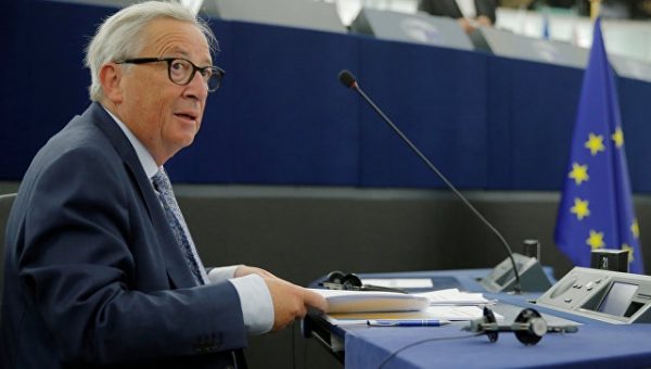 Юнкер призвал сохранить диалог с Россией после обвинений в "кибератаках"