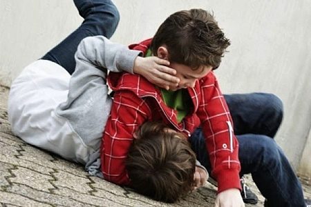Ребенок получил перелом грудного позвонка в драке с одноклассником