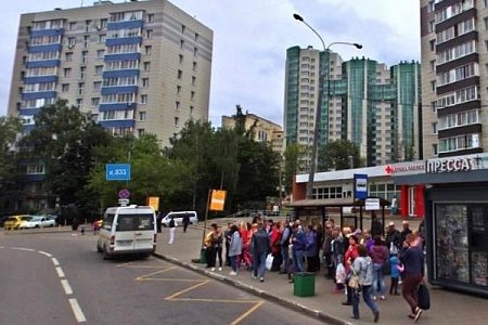 Пьяный вандал разбил стекло остановки на Крюковской площади