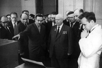 МАШИНУ УМ1-НХ И ДРУГИЕ ИЗДЕЛИЯ Ф.Г.СТАРОС ДЕМОНСТРИРУЕТ Н.С.ХРУЩЕВУ 