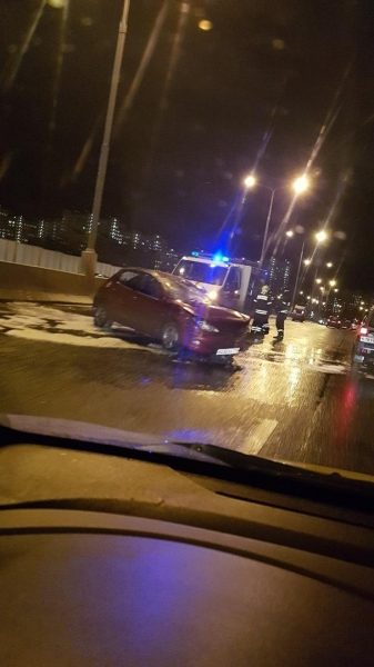 Легковушка перевернулась в аварии на Крюковской эстакаде