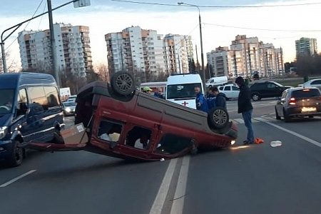 На улице Радио перевернулась иномарка