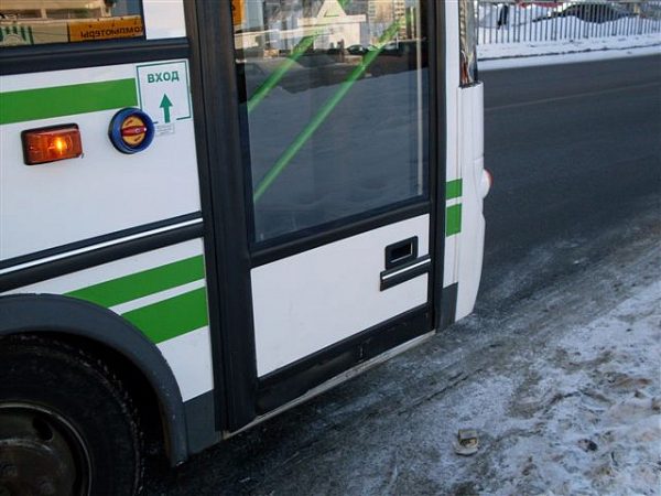 Падение пассажира из салона автобуса